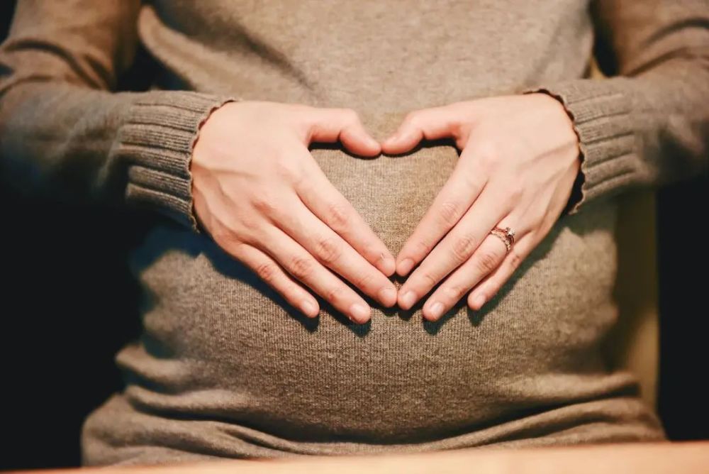 给别人生孩子！新西兰女子公开“代孕”体验，老公要签字同意……
